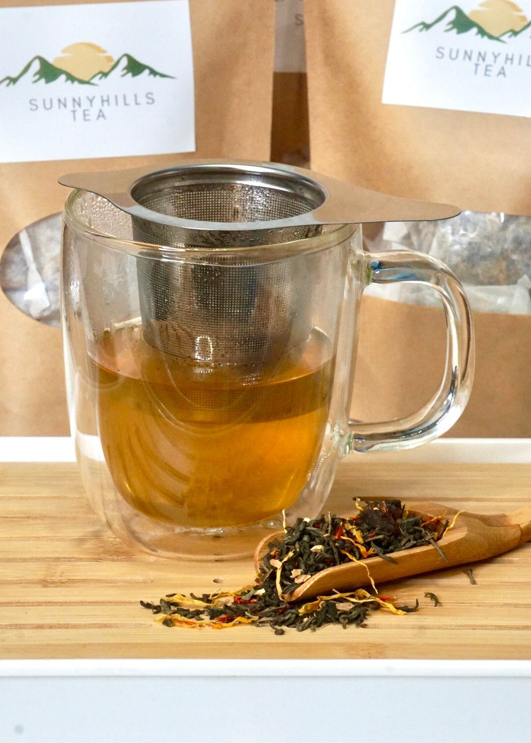 sunny-hills-tea-Organic-Ginger-Orange-Peach-Green-tea-brewed-with-strainer