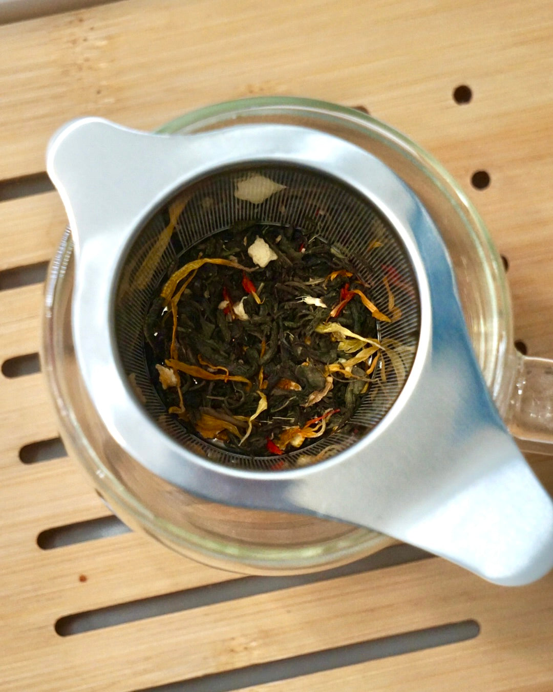 sunny-hills-tea-Organic-Ginger-Orange-Peach-Green-tea-with-strainer